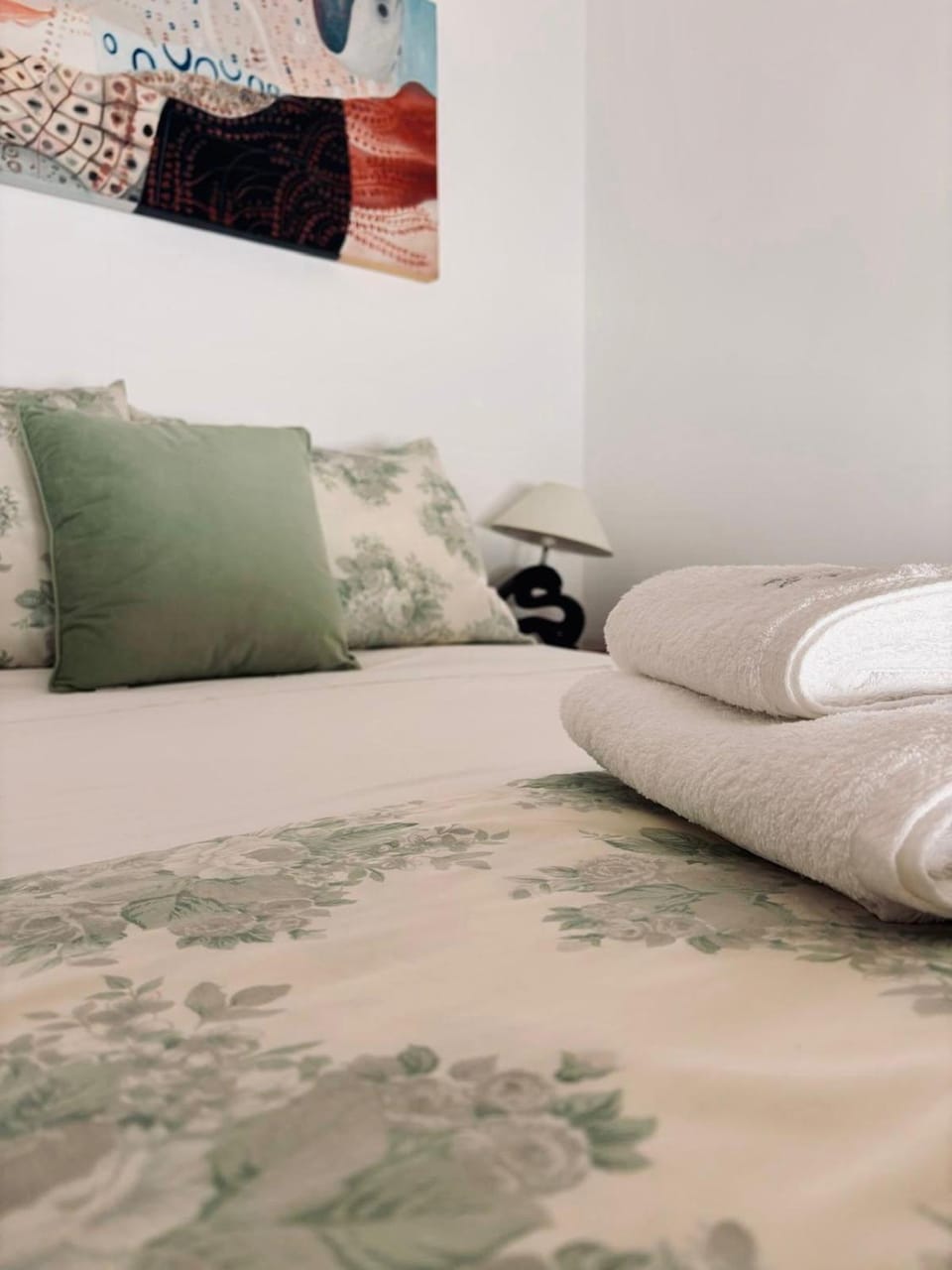 Bed, Decorative detail, Bedroom, towels