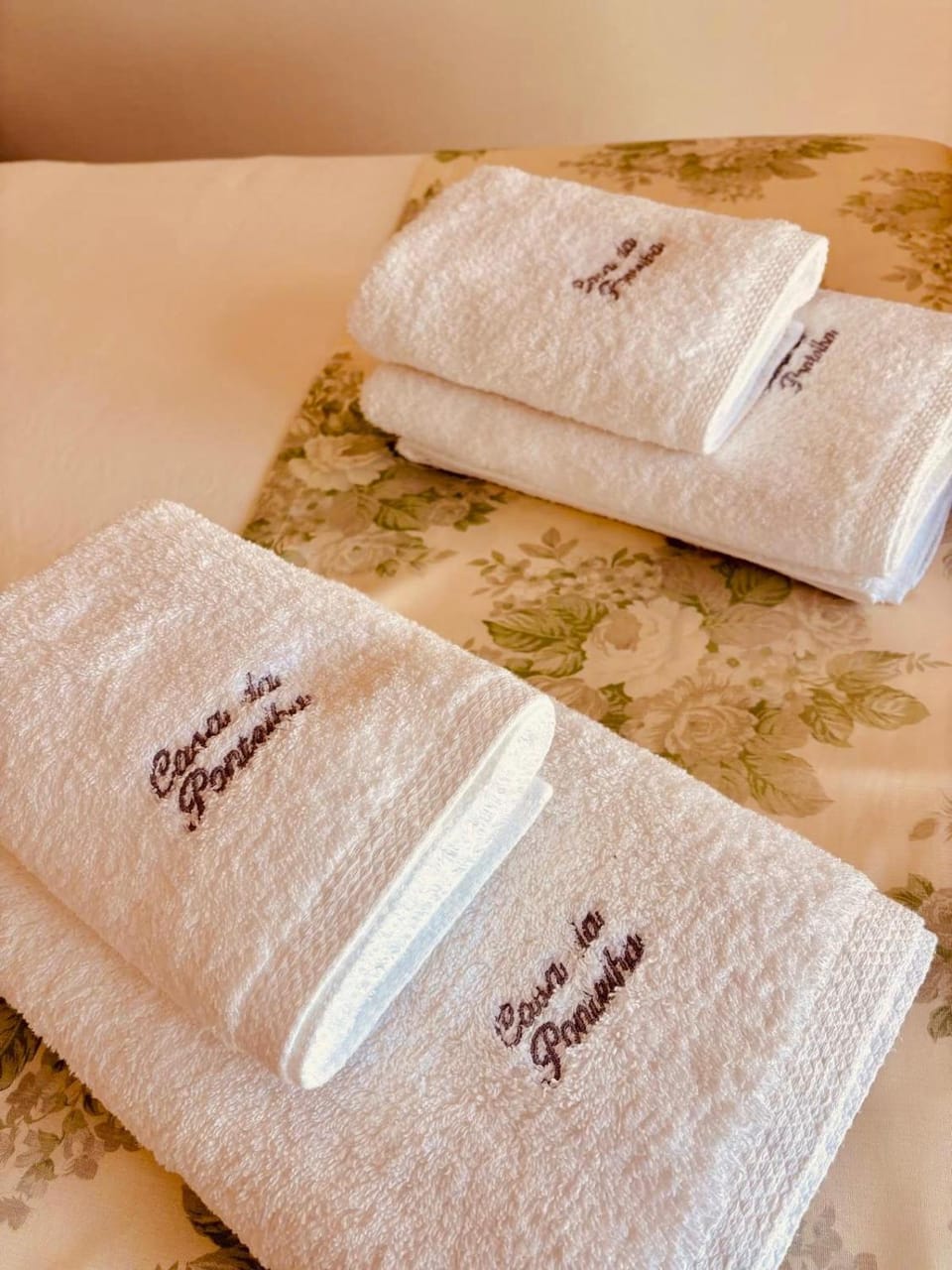 Bed, Decorative detail, towels