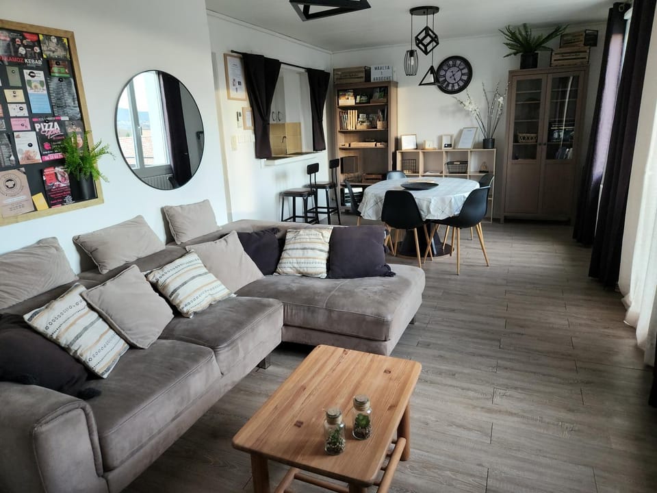 Living room, Seating area, Dining area