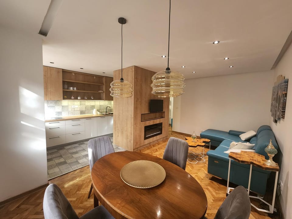 Living room, Seating area, Dining area, Dinner, pet friendly, stove