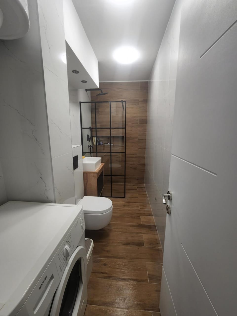 Shower, Toilet, Bathroom, towels, washing machine