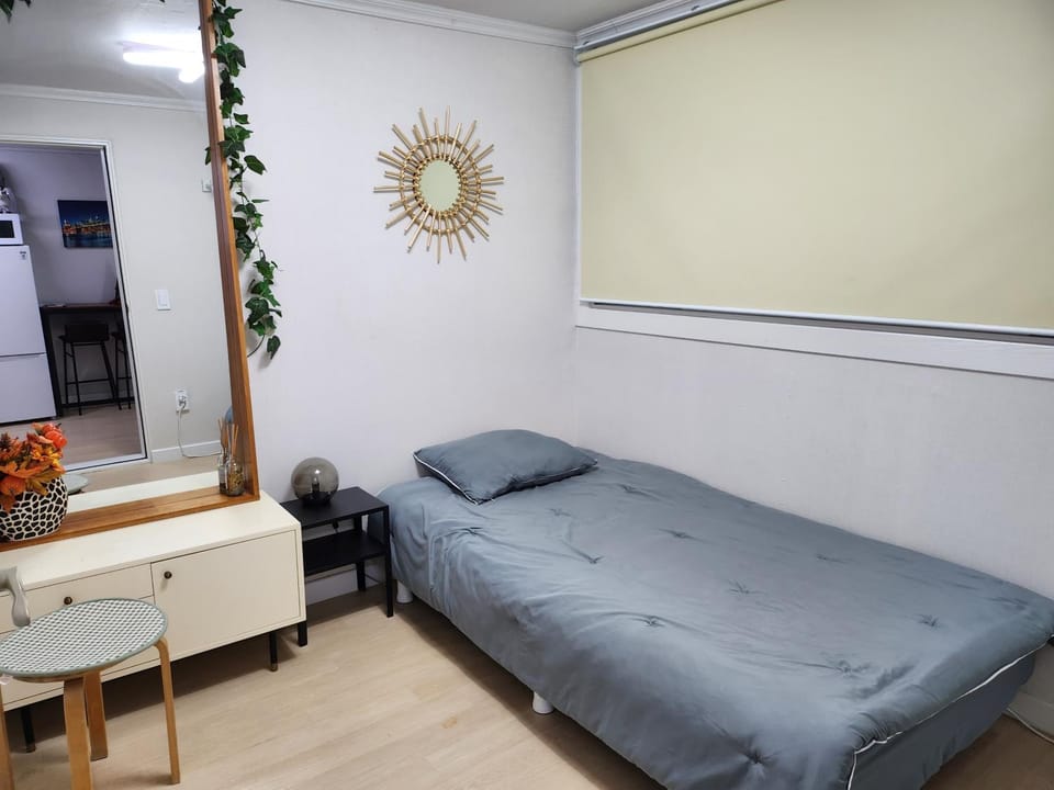 Bed, Living room, Photo of the whole room, Seating area, Bedroom