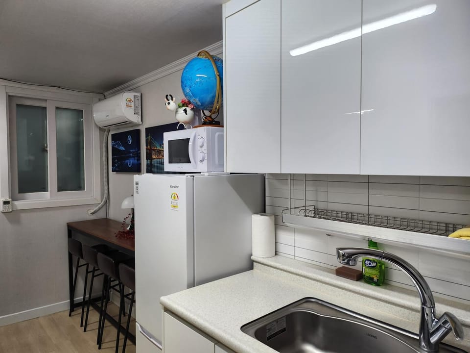 Kitchen or kitchenette, minibar, stove