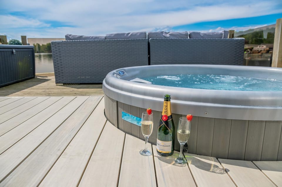 Lake View with Private Hot Tub at Tattershall Lakes House in Tattershall