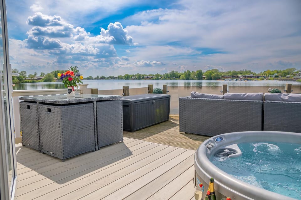 Lake View with Private Hot Tub at Tattershall Lakes House in Tattershall