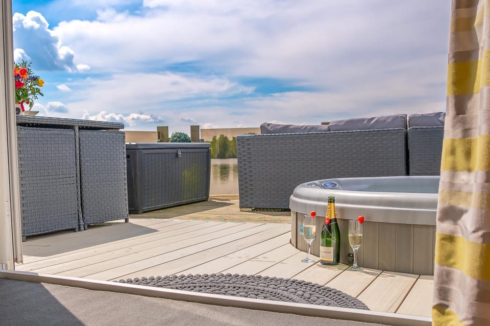 Lake View with Private Hot Tub at Tattershall Lakes House in Tattershall