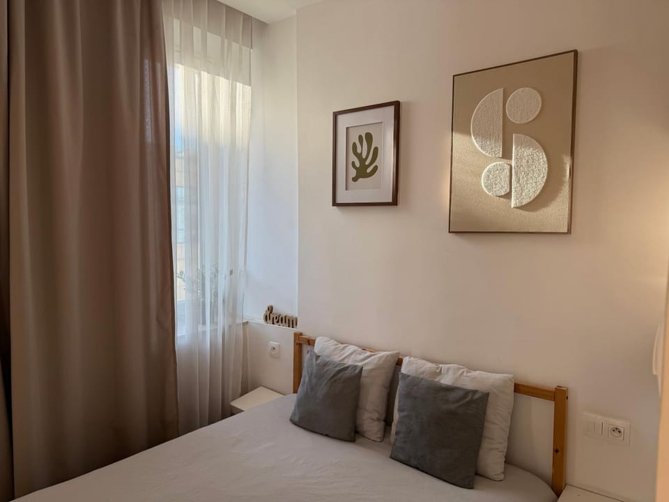 Bed, Photo of the whole room, Decorative detail, Seating area, Bedroom