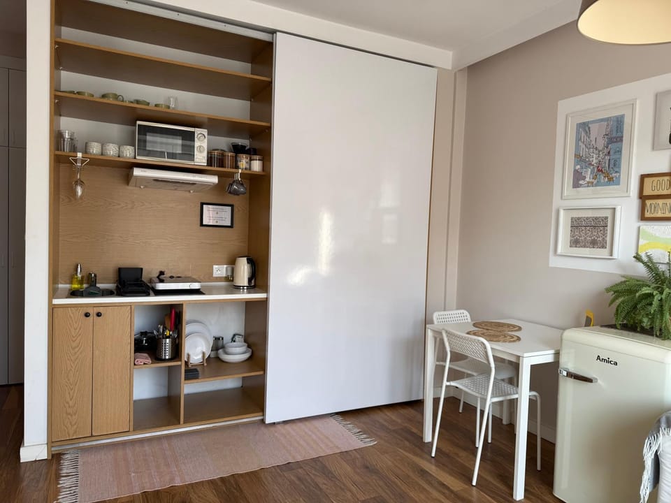 Coffee/tea facilities, Kitchen or kitchenette, stove