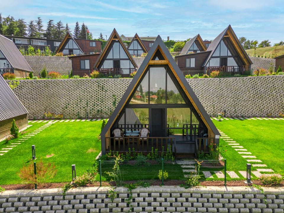 Property building, Spring, Day, Natural landscape, Garden, Garden view