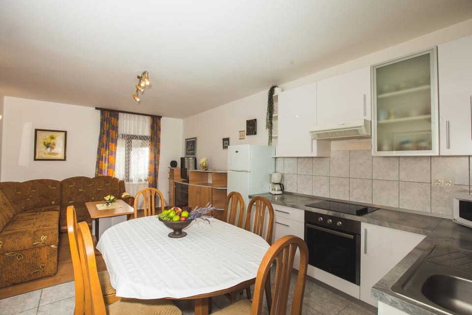 Kitchen or kitchenette, Seating area, Dining area, dishwasher, minibar, stove