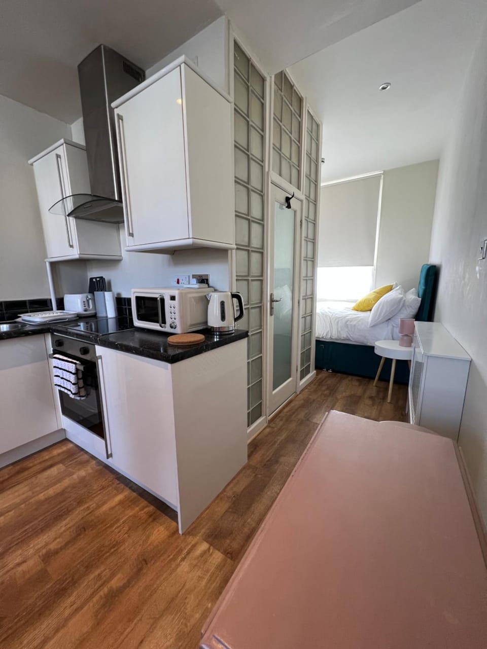 Coffee/tea facilities, Kitchen or kitchenette, minibar, pet friendly, stove, toaster