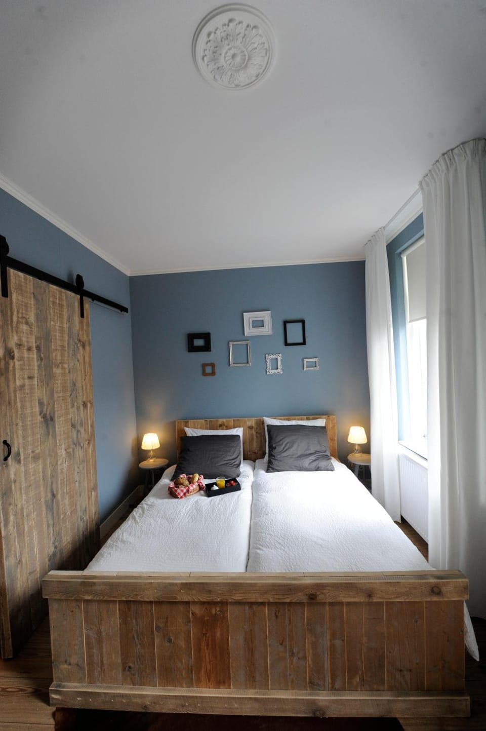Day, Photo of the whole room
