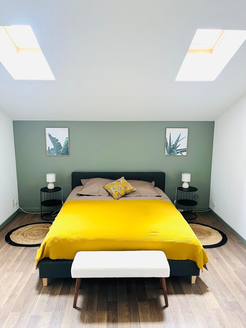 Photo of the whole room, Bedroom