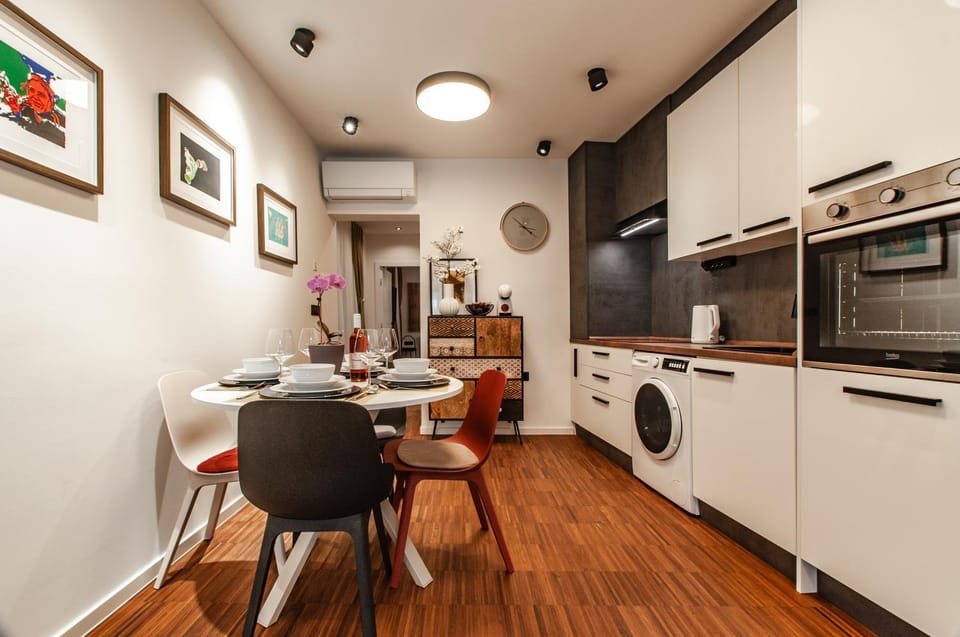 Kitchen or kitchenette, Living room, Seating area, Dining area, dishwasher, minibar, oven, stove, washing machine, dryer