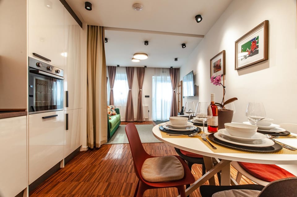 Kitchen or kitchenette, Living room, Seating area, Dining area, minibar