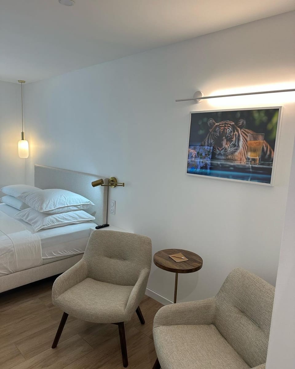 Bed, Photo of the whole room, Seating area, Bedroom