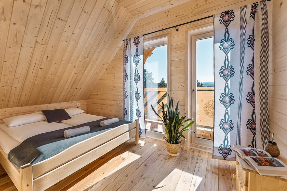 Bed, Photo of the whole room, Seating area, Bedroom
