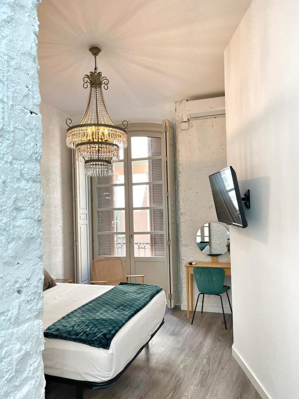 Bed, TV and multimedia, Bedroom