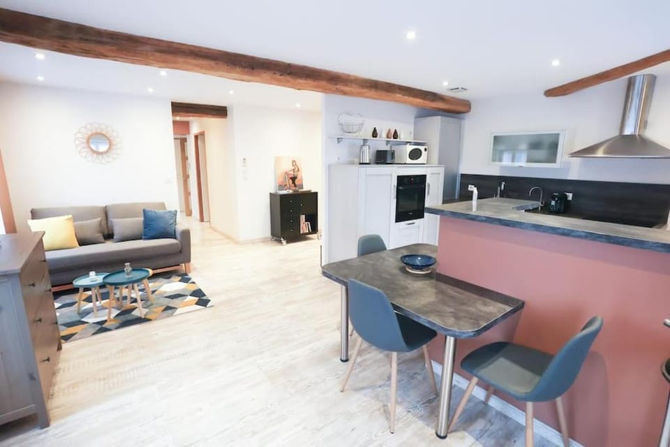 TV and multimedia, Seating area, Dining area, oven, pet friendly, air conditioner