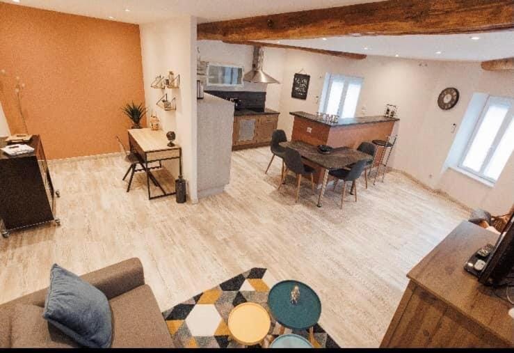 TV and multimedia, Kitchen or kitchenette, Living room, Seating area, Dining area, oven, stove