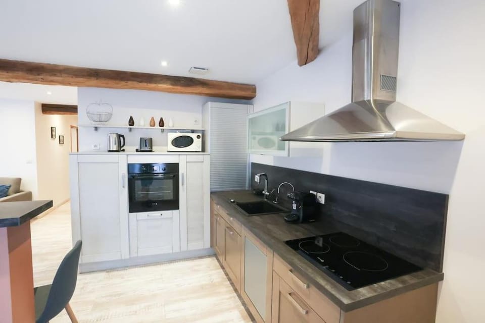 Coffee/tea facilities, Kitchen or kitchenette, oven, stove, toaster