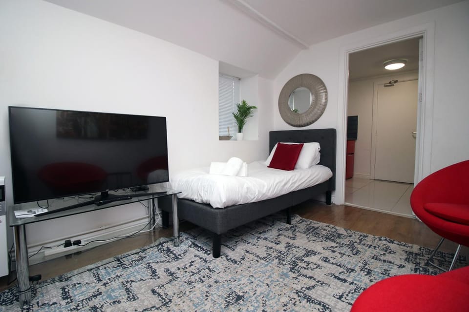 Bed, TV and multimedia, Seating area
