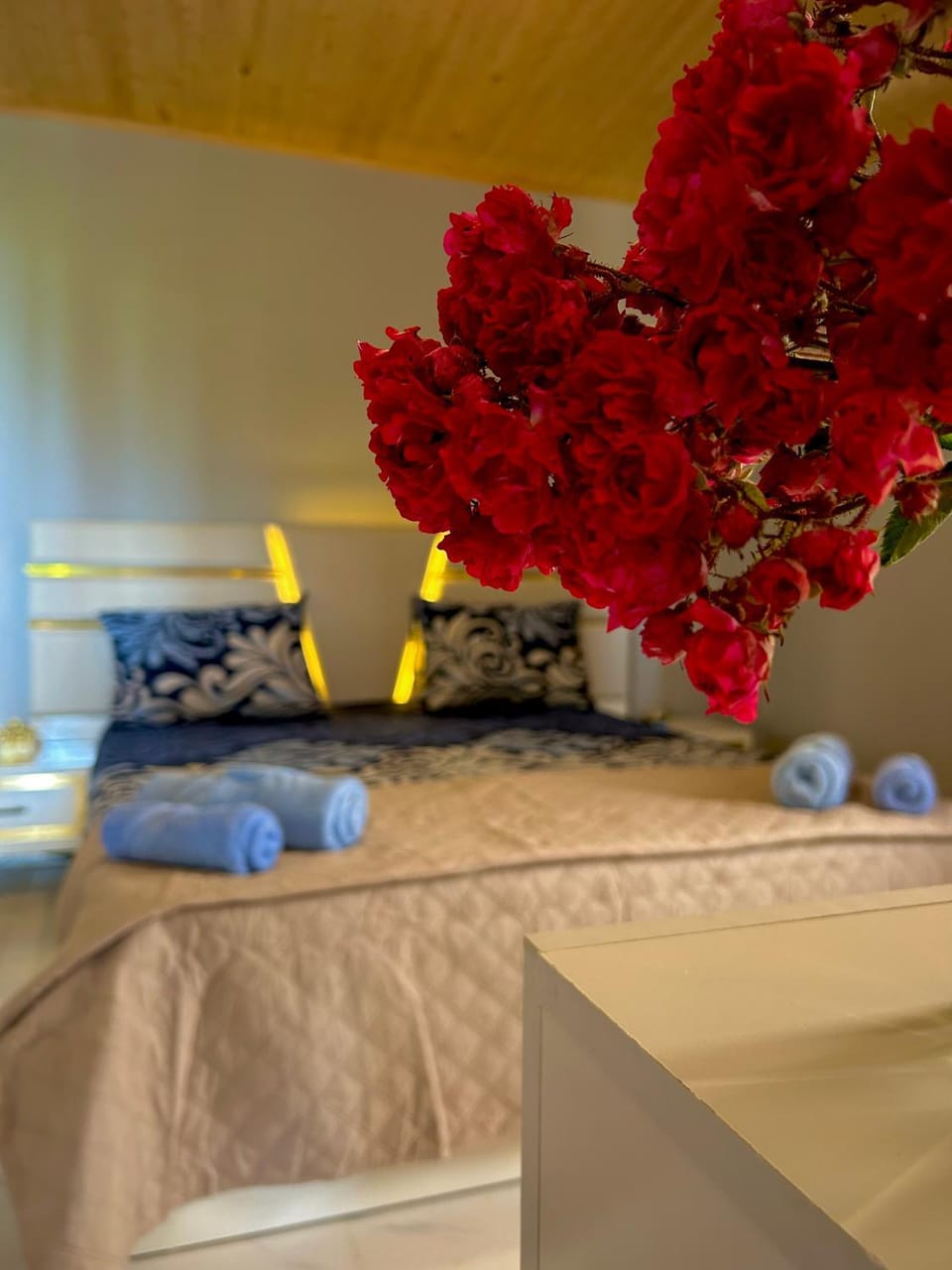 Bed, Bedroom, towels