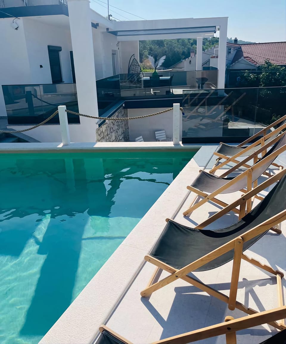Balcony/Terrace, Pool view, Swimming pool, sunbed