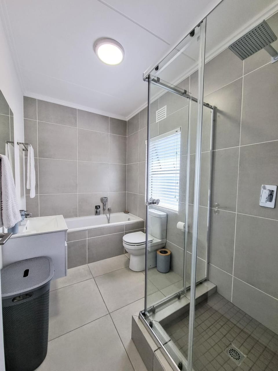 Shower, Toilet, Bathroom, Bath, towels