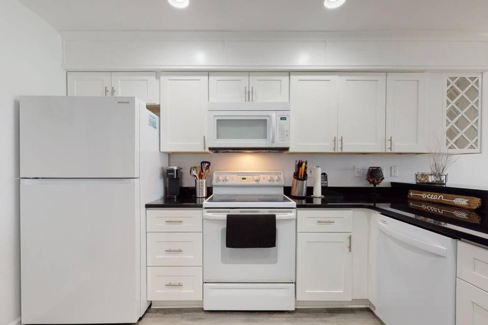 Oceanview Townhouse w/ Pool - Newly Renovated House in Surf City