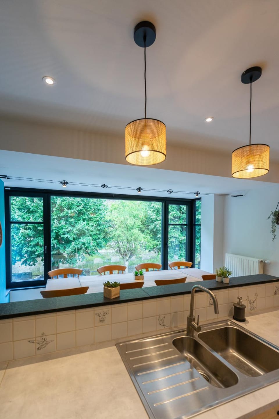 Dining area, River view, Street view