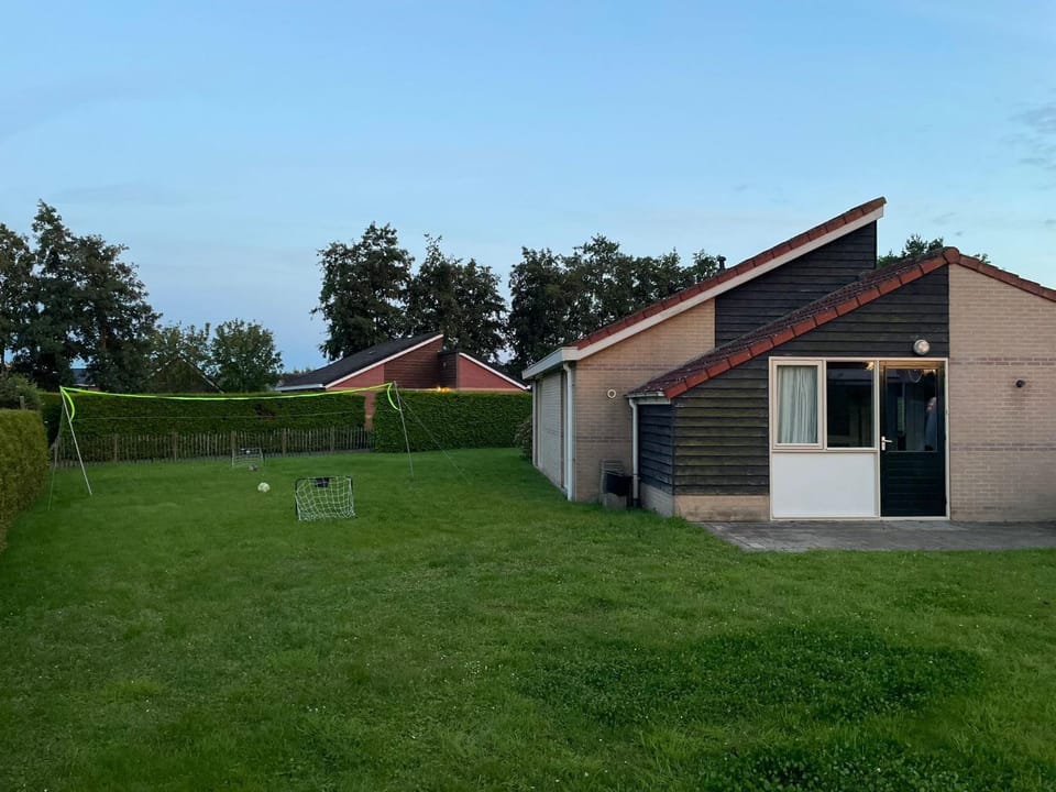 Huisje Earrebarre House in Friesland, Netherlands