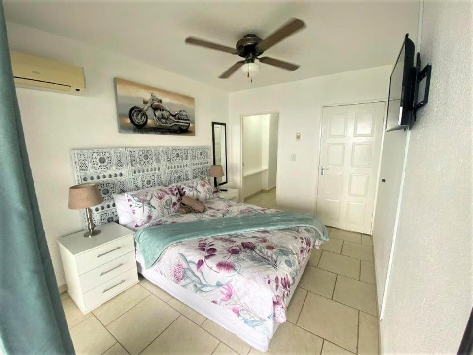 Bed, TV and multimedia, Photo of the whole room, Bedroom, fireplace, air conditioner