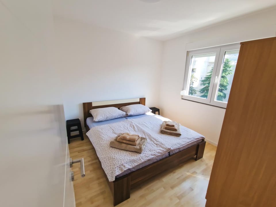 Bed, Bedroom, towels, wardrobe