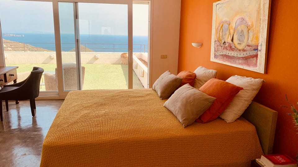 Photo of the whole room, Sea view