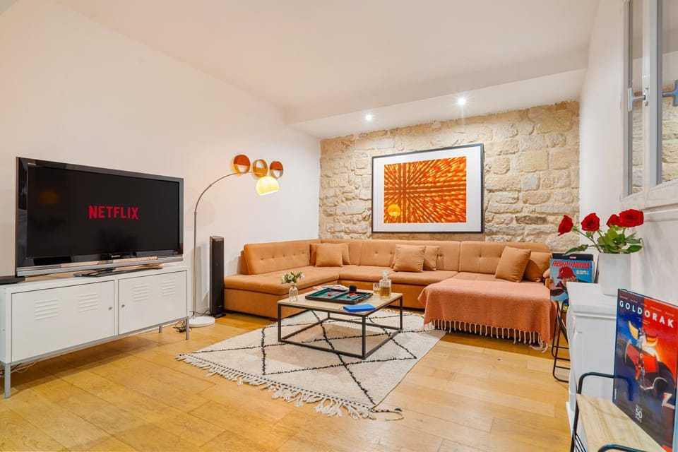 Activities, TV and multimedia, Living room, Seating area, Seasons, Location