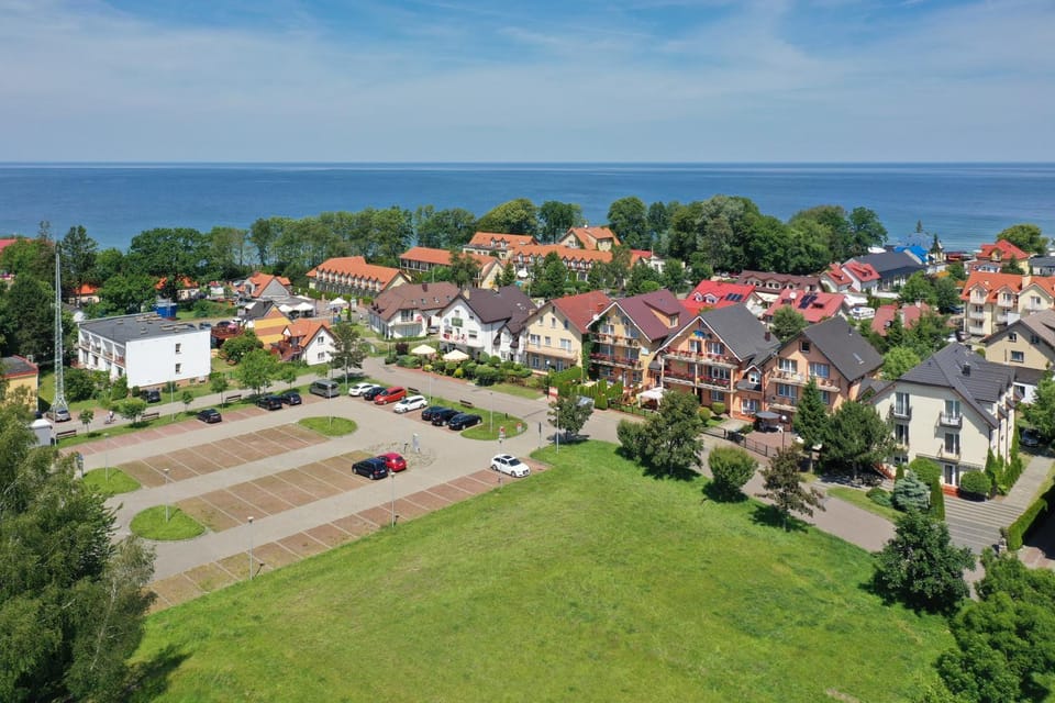 Facade/entrance, Neighbourhood, Bird's eye view, Floor plan, Beach, Area and facilities, Location