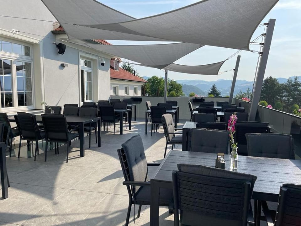 Restaurant/places to eat, Restaurant/places to eat, Balcony/Terrace, Balcony/Terrace