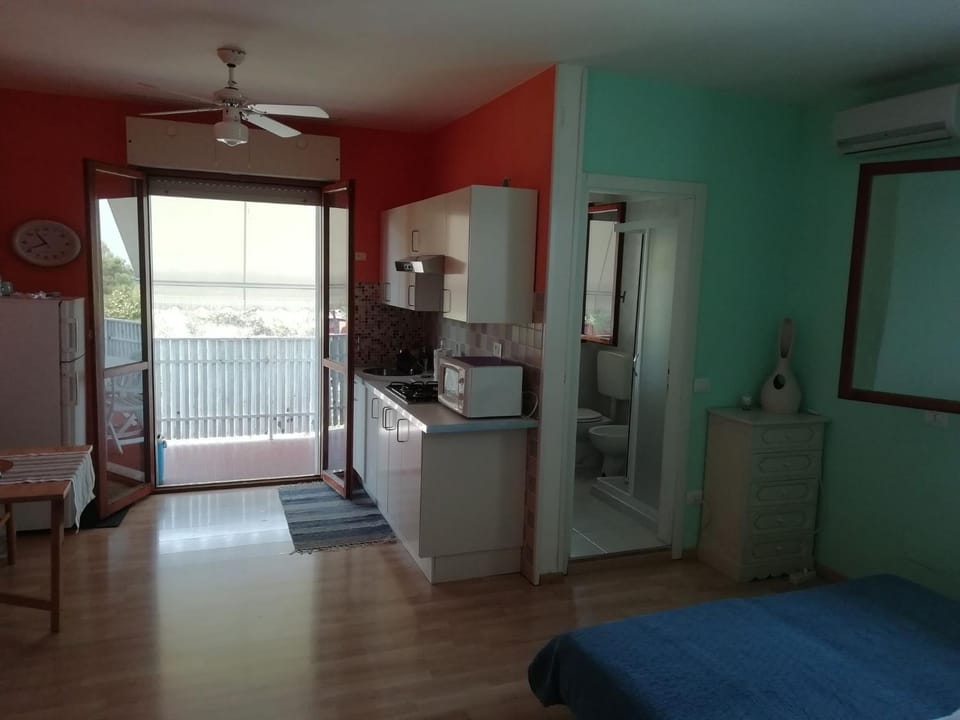 Bedroom, kitchen