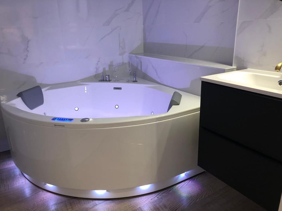 Hot Tub, Bathroom, Spa and wellness centre/facilities, Bath