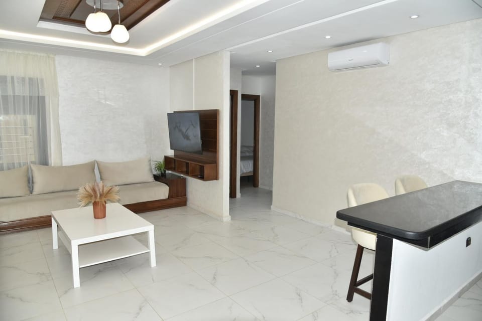 Living room, Dining area, locker, oven