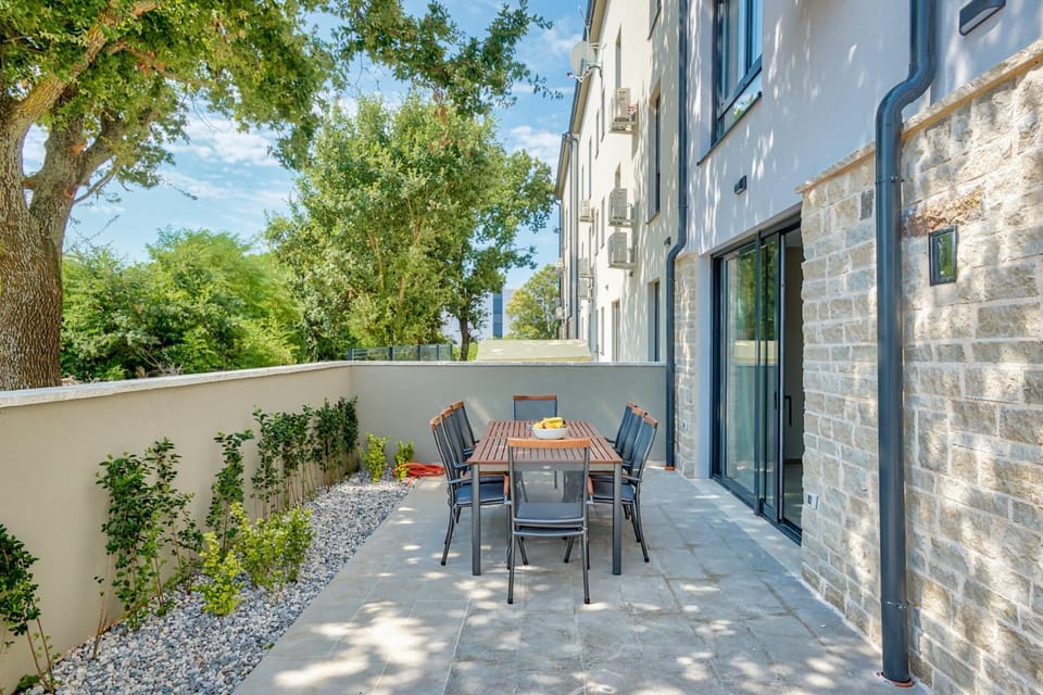 Garden, Dining area