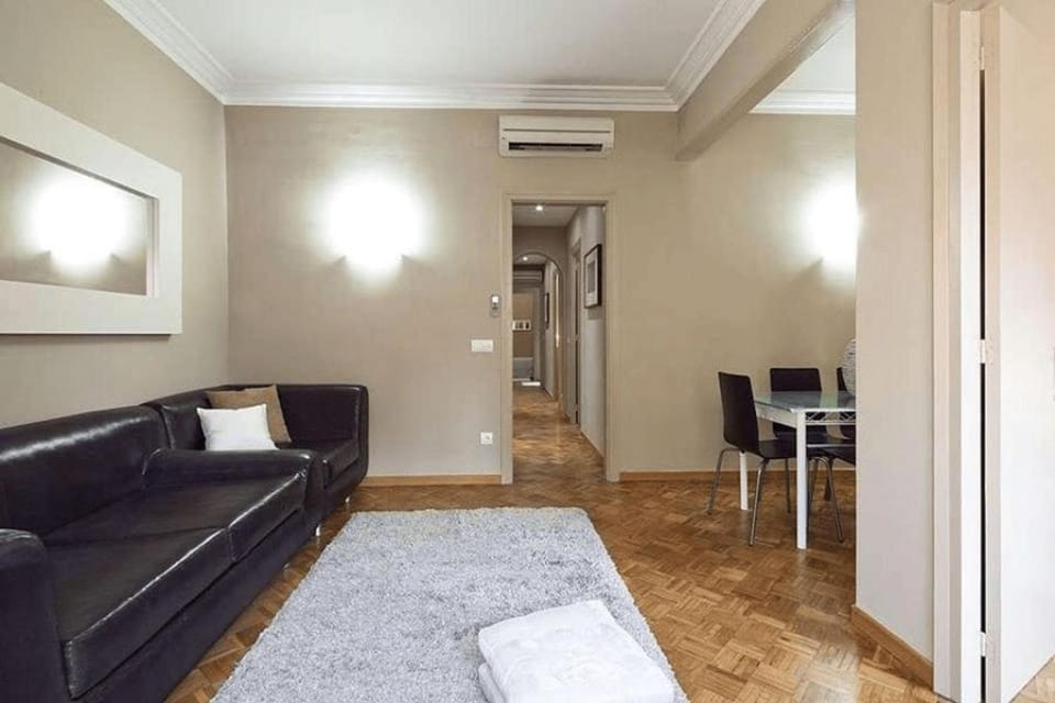 Bed, TV and multimedia, Living room, Photo of the whole room, Seating area, Bedroom, air conditioner