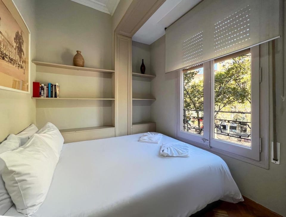 Bed, Library, Photo of the whole room, Bedroom