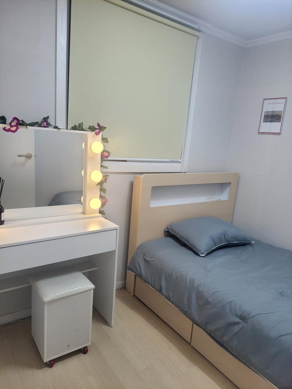 Bed, Photo of the whole room, Seating area, Bedroom, hair dresser