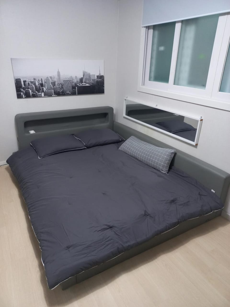 Bed, Living room, Photo of the whole room, Seating area, Bedroom