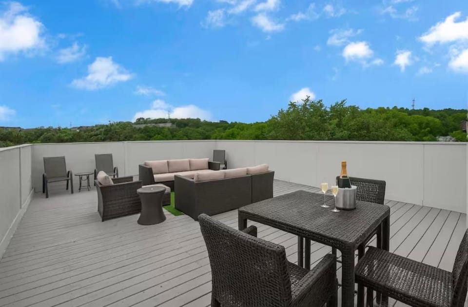 Rooftop, Large Backyard, Fire Pit, Near Downtown House in Nashville