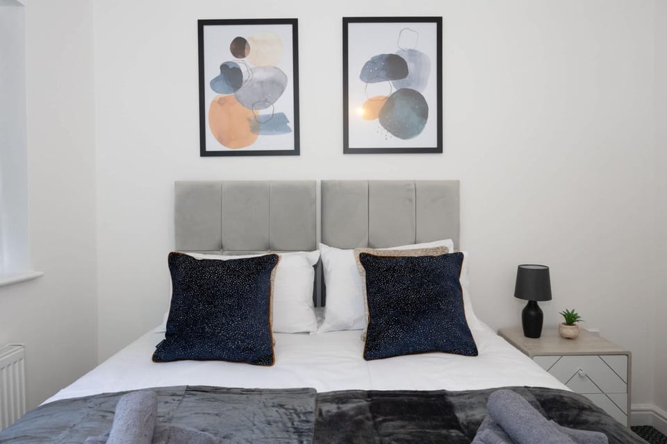Contemporary 3 Bedroom Home with Garden & Parking House in England
