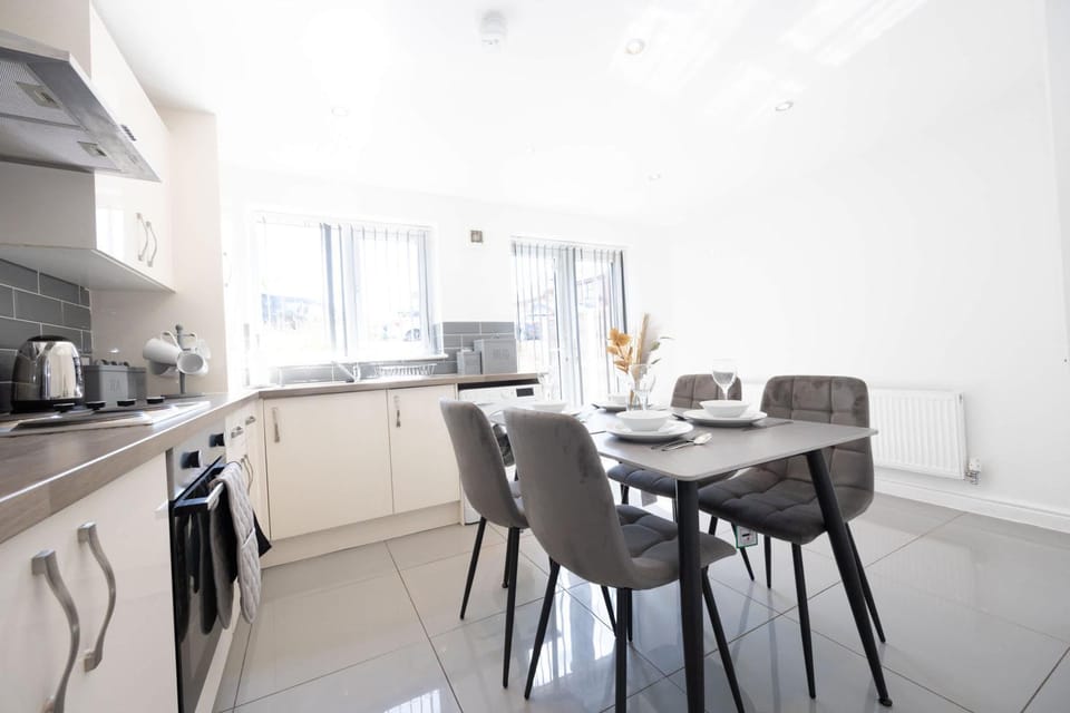 Contemporary 3 Bedroom Home with Garden & Parking House in England