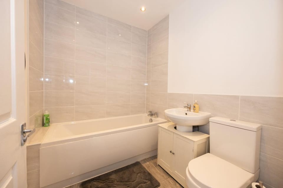 Contemporary 3 Bedroom Home with Garden & Parking House in England